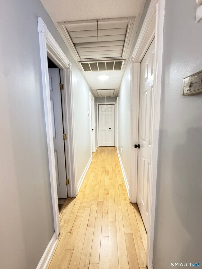 Building Photo - 8 Wildwood Rd