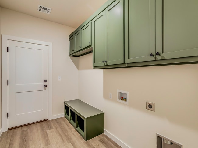 Building Photo - Captivating 3-Bed, 2-Bath Home in Charming...