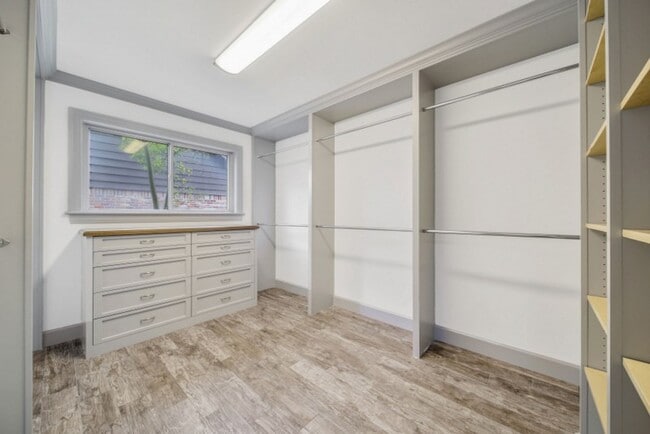 Building Photo - 10042 Briar Forest Dr