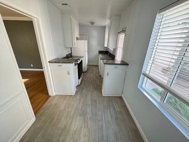 Building Photo - 9217 Alcott St