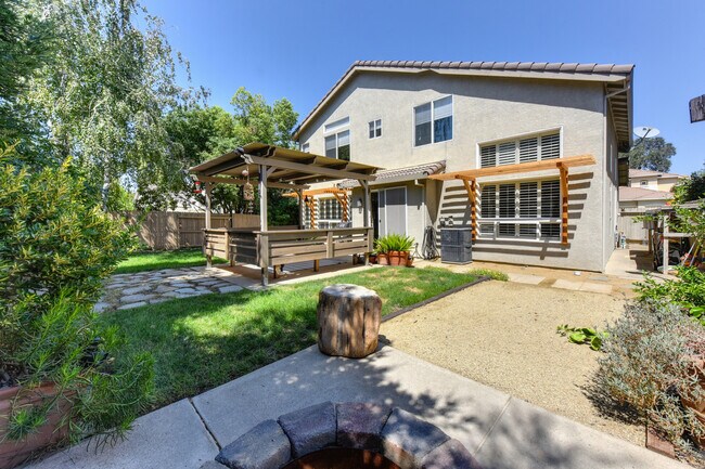 Building Photo - Great Location! Clean, Renovated, Beautifu...