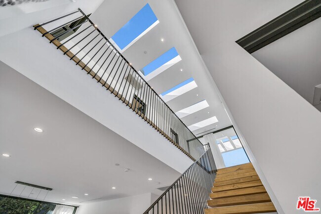 Building Photo - 108 N Edinburgh Ave