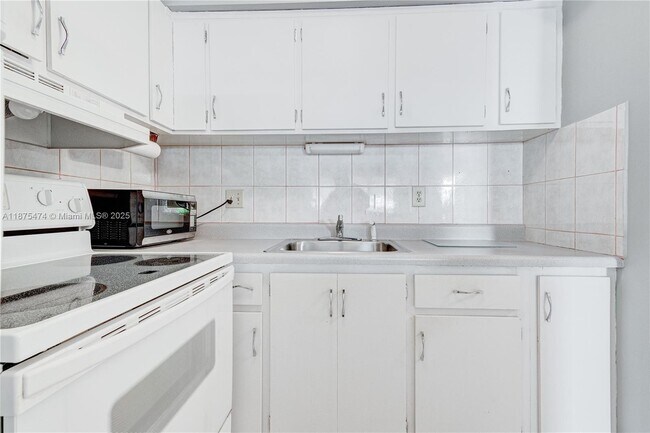 Building Photo - 800 SW 10th Terrace