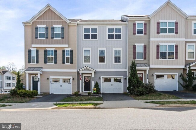 Building Photo - TOWNHOME FOR RENT