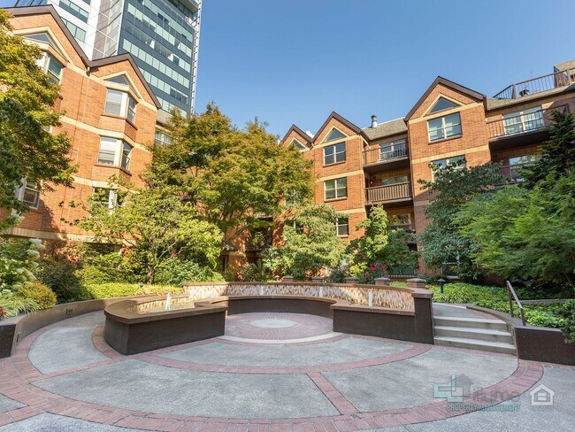 Building Photo - University Park 2 Bd/1 Bth With Fitness Ce...
