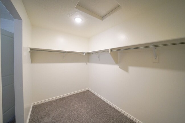 Building Photo - Spacious Townhome for Rent – Prime Location!