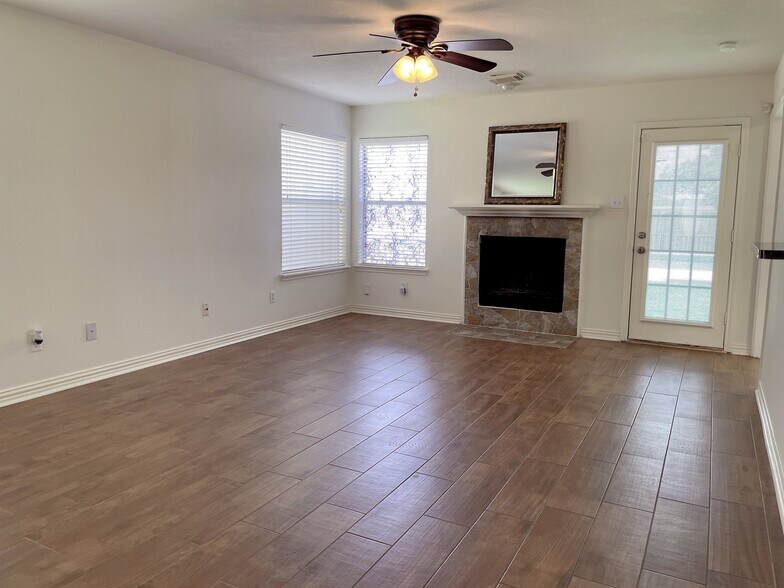 Building Photo - 4026 Almond Lake Dr