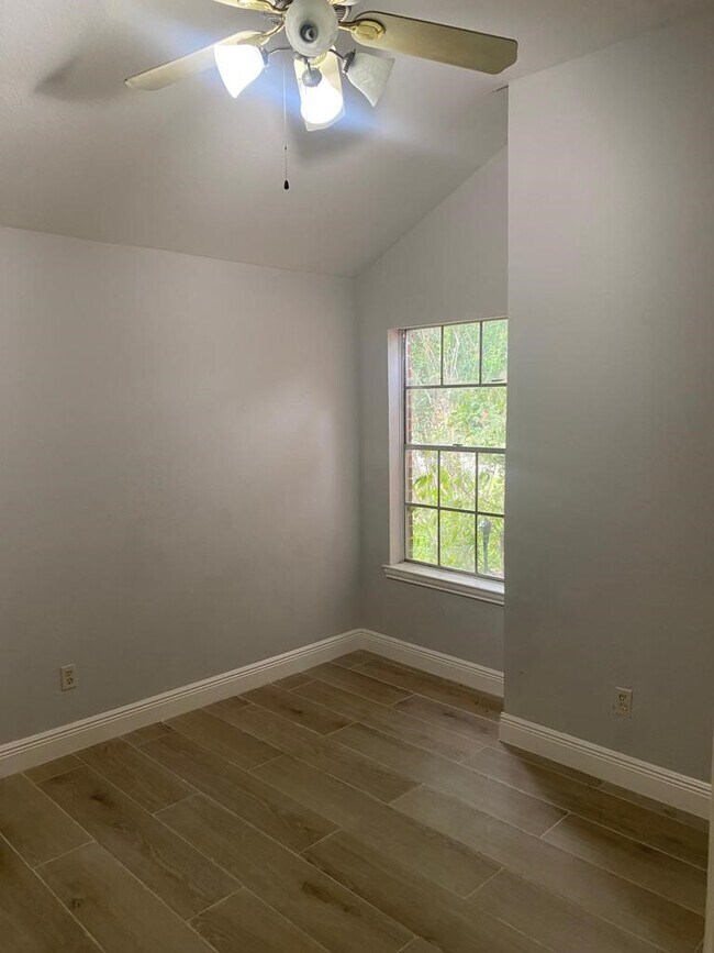 Building Photo - 9339 Stonecreek Ln