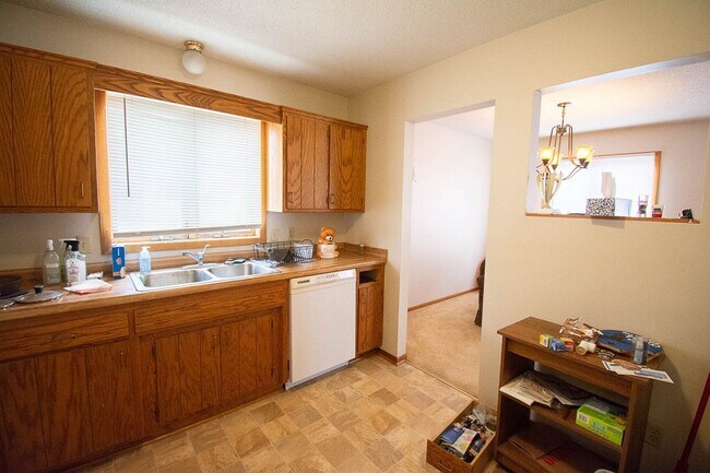Building Photo - Upstairs condo with garage space in great NW location!