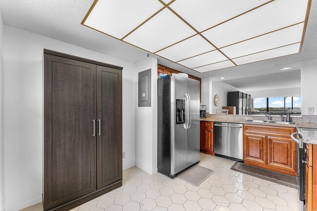 Building Photo - 6662 Boca Del Mar Dr