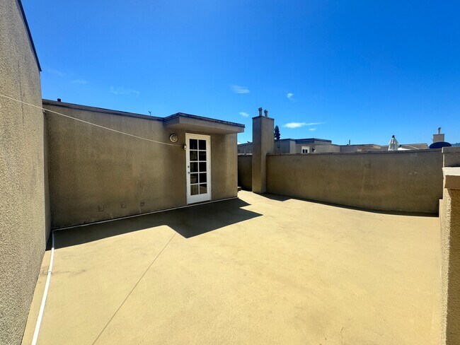 Building Photo - 13012 Riverside Dr