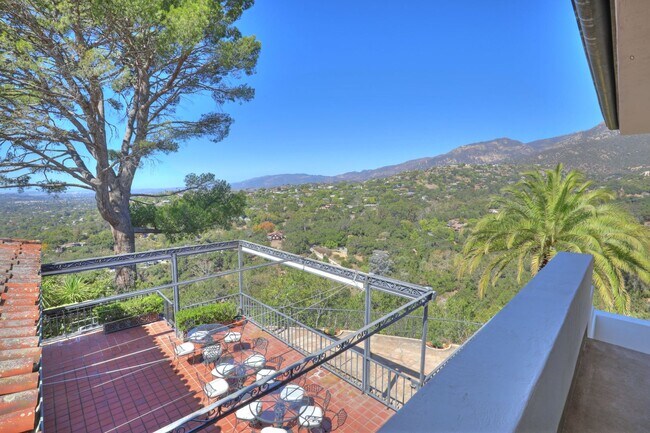 Building Photo - Breathtaking Private Estate