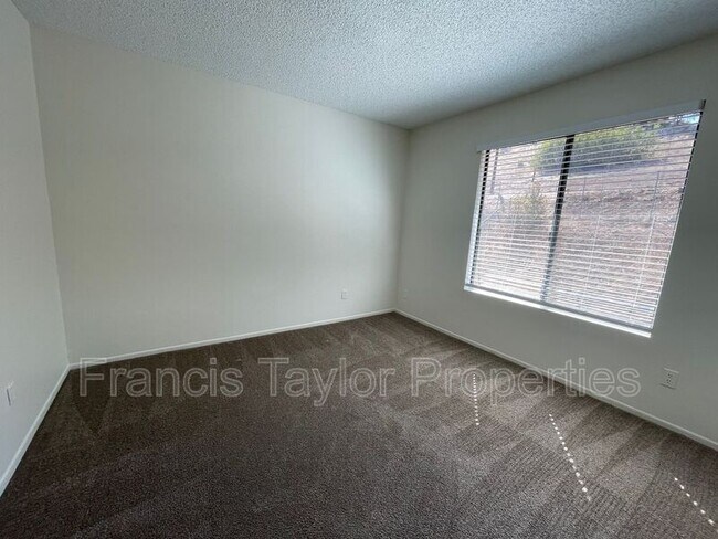 Building Photo - 1808 Apache Glen