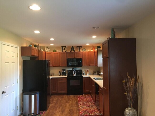 Building Photo - 3 Bedroom Duplex