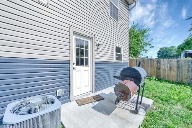 Building Photo - 1945 Woodcrest Rd