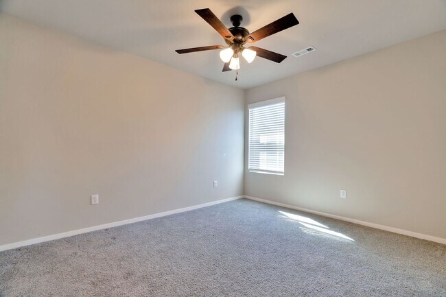 Building Photo - Spacious 3 bed, 2 bath in East Siloam Springs! Fenced yard, laundry included!