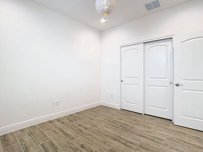 Building Photo - Gorgeous 3/2 Modern Home with a 2 Car Gara...