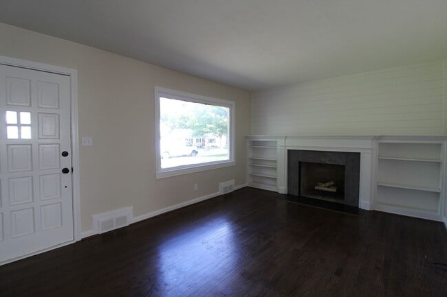 Building Photo - July 2025 FREE On This 2 Bedroom 1 Bath Ho...