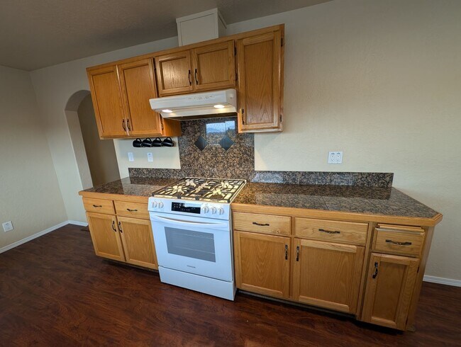 Building Photo - Easy Commute with Stunning Views!