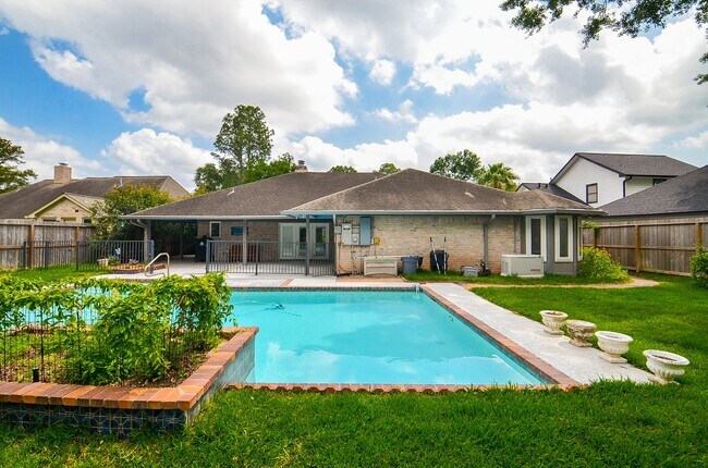 Building Photo - 827 Millpond Dr