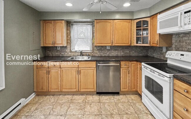 Building Photo - 3 Bed/2 Bath Home with Off-Street Parking / Pet-Friendly / Available Now!