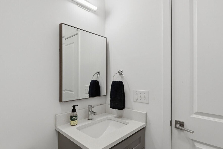 Building Photo - 1113 Lemon St