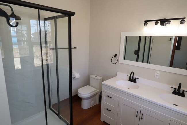 Building Photo - Newly Updated 3 Bedroom Home!