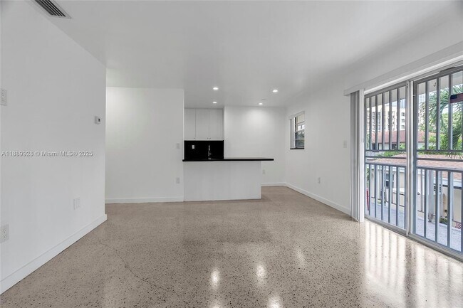 Building Photo - 559 SW 10th St