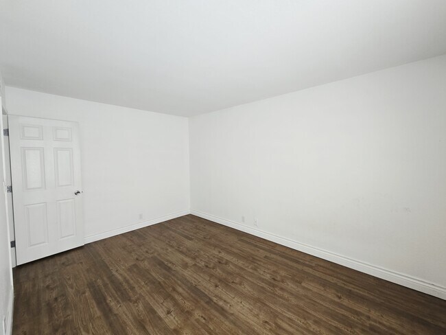 Building Photo - 5081 River Glen Dr