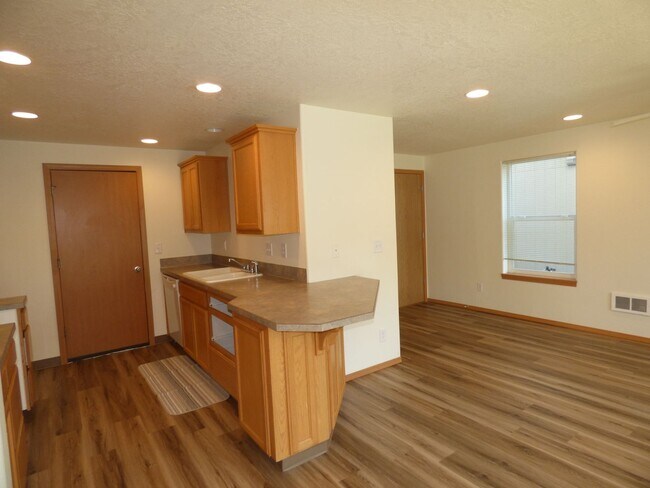 Building Photo - 261-263 Gwinn St Monmouth, OR 97351