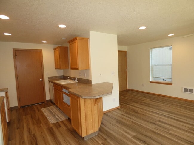 Building Photo - 3 Bed 2.5 Bath Duplex in Monmouth