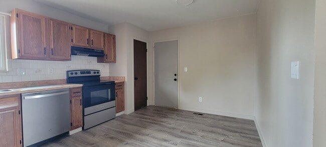 Building Photo - 3 Bedroom 1.5 Bathroom Home