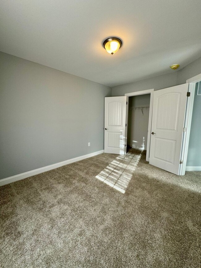 Building Photo - *LIKE NEW!* 3BR/2.5BA Townhouse in Crescen...