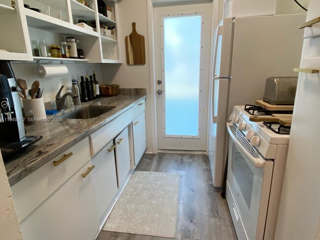 Building Photo - 101 Collins Ave