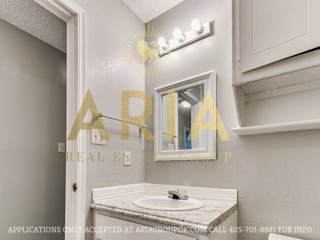Building Photo - 3 Bed/1.5 Bath Duplex in West Norman! AVAI...