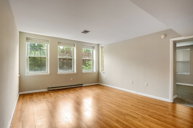 Building Photo - 1 Bedroom Meridian Hill Oasis - Between Ad...