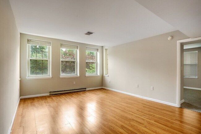 Building Photo - 1 Bedroom Meridian Hill Oasis - Parking In...