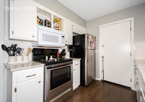Building Photo - Remodeled Ranch w/Fin Bsmt Fenced Yard in ...