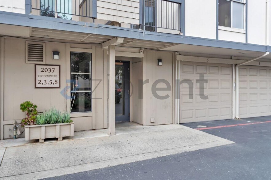 Building Photo - Unit 5