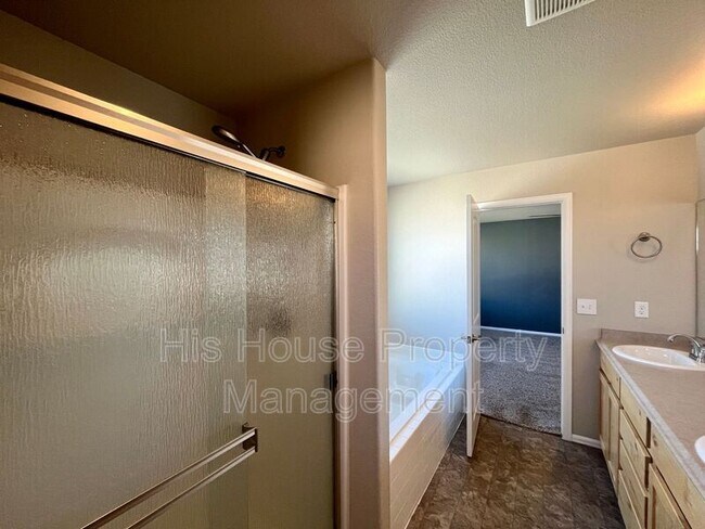Building Photo - 842 Sunlight Peak Dr