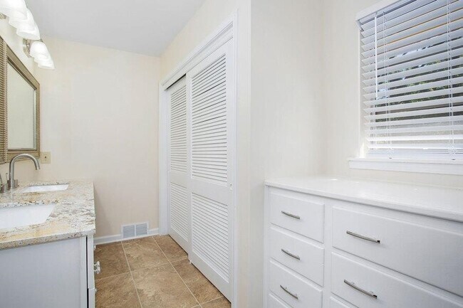 Building Photo - 2837 Hermosa Dr