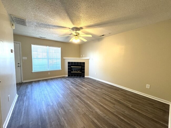 Building Photo - Minutes to Camp Lejeune! Pets with Owner Approval!