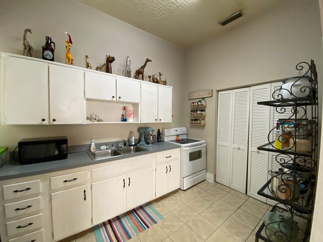 Back apartment kitchen - 510 S 6th St