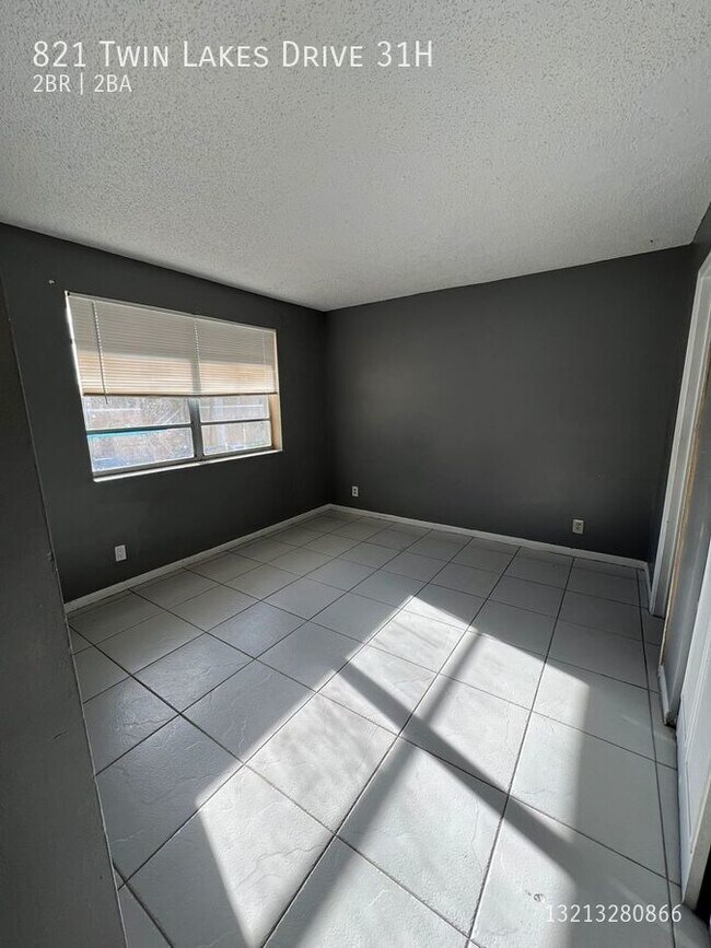 Building Photo - 821 Twin Lakes Dr