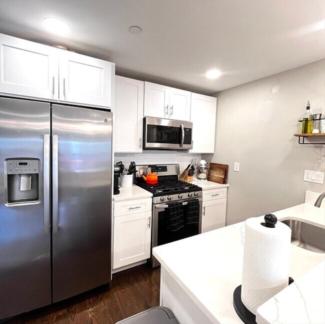 Building Photo - 229 Maverick St