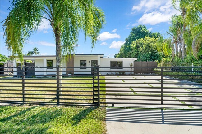 Building Photo - 14970 Leisure Dr