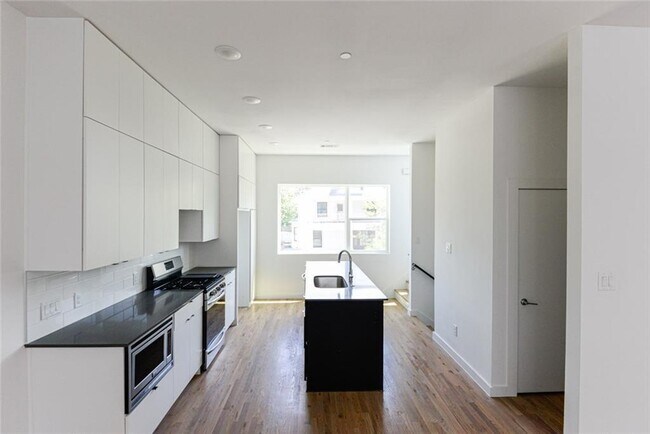 Building Photo - 427 W 10th St