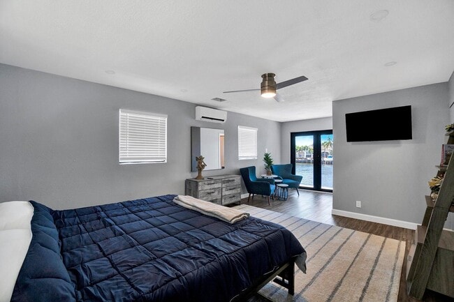 Building Photo - 1901 N Riverside Dr