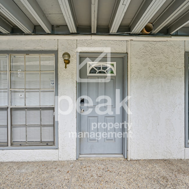 Building Photo - $1099! Updated 1-Bedroom Condo Near Pool R...