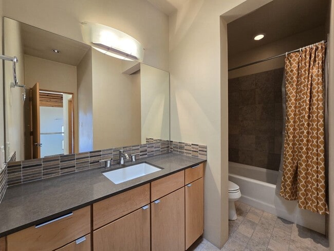 Building Photo - 927 Alto St